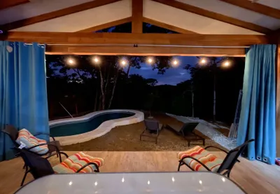 A hillside house with pool, treehouse and two bikes — Casa Arboles, Sámara