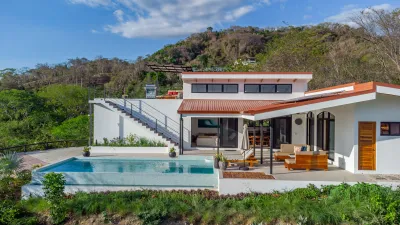 Infinity pool in the canopy, nine minutes from the beach — Casa Armonía, Sámara