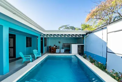 A bright tropical hideaway, walking distance from Playa Samara — Casa Azul, Sámara