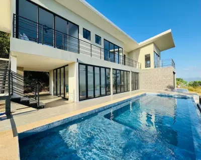An ocean-view villa with an infinity pool above Playa Carrillo — Casa Coco Rica, Sámara