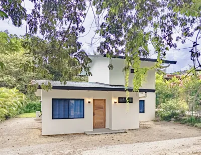 Recent build with private pool, ten minutes from the beach — Casa Encanto, Sámara