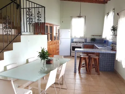 Secluded mountain views, five minutes from Playa Buena Vista — Casa Escondida, Sámara