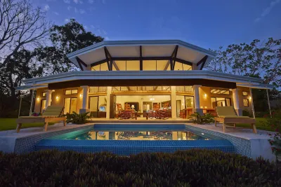 Hilltop villa with 180° ocean views and infinity pool — Villa Libélula, Sámara