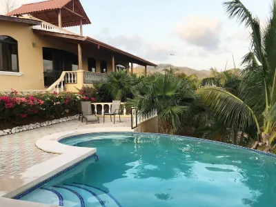 A ridge-top villa with an infinity pool above the Pacific — Casa Libre, Sámara
