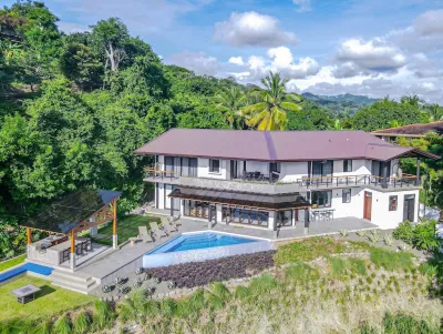 Four bedrooms, all facing the Pacific, five minutes from Sámara — Villa Hermanos, Sámara